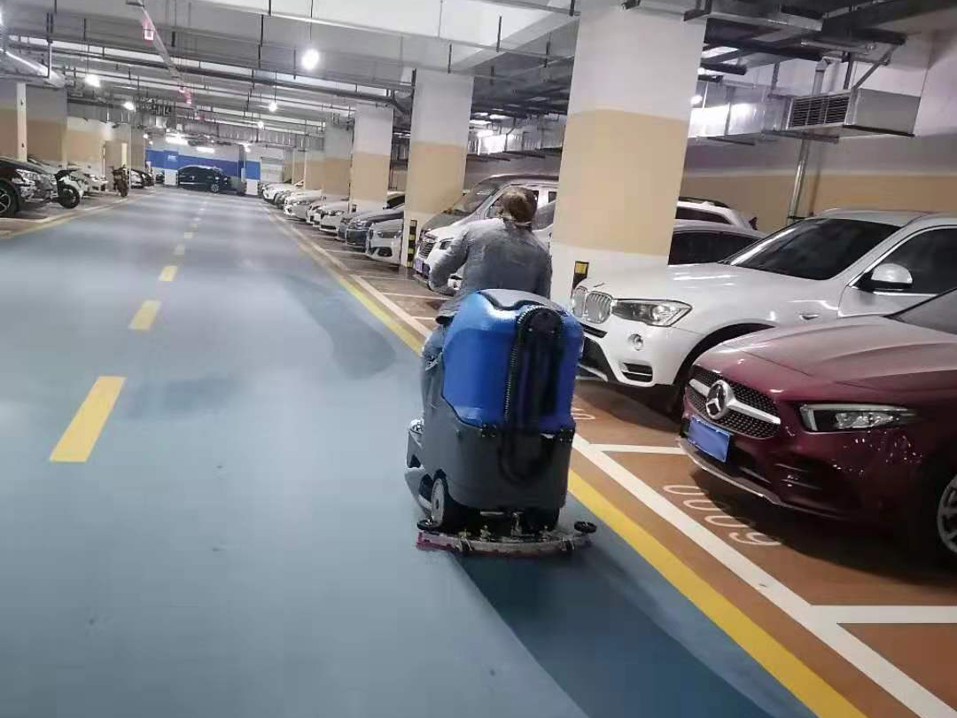 寫(xiě)字樓停車(chē)場(chǎng)為地面清潔采購(gòu)了全自動(dòng)駕駛洗地機(jī) 寫(xiě)字樓停車(chē)場(chǎng)為地面清潔采購(gòu)了全自動(dòng)駕駛洗地機(jī)