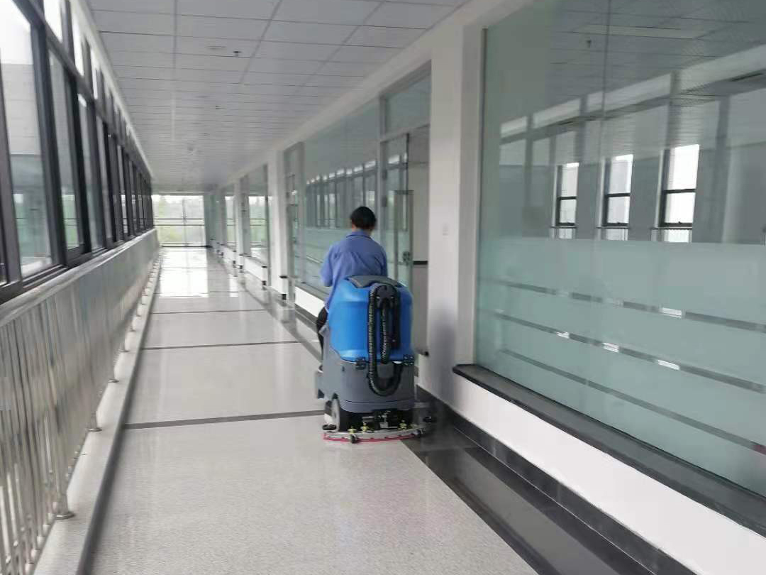寫(xiě)字樓停車(chē)場(chǎng)為地面清潔采購(gòu)了全自動(dòng)駕駛洗地機(jī) 寫(xiě)字樓停車(chē)場(chǎng)為地面清潔采購(gòu)了全自動(dòng)駕駛洗地機(jī)