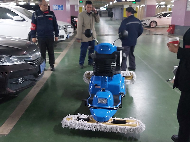 體育館停車(chē)場(chǎng)地面清潔使用電動(dòng)塵推車(chē) 體育館停車(chē)場(chǎng)地面清潔使用電動(dòng)塵推車(chē)