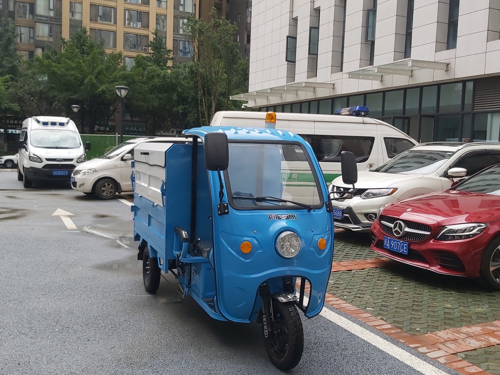 電動環(huán)衛(wèi)用保潔車輪胎防滑的重要性